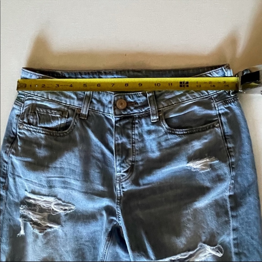 American Eagle ripped destructed Tomgirl jean size 4 - Picture 8 of 8